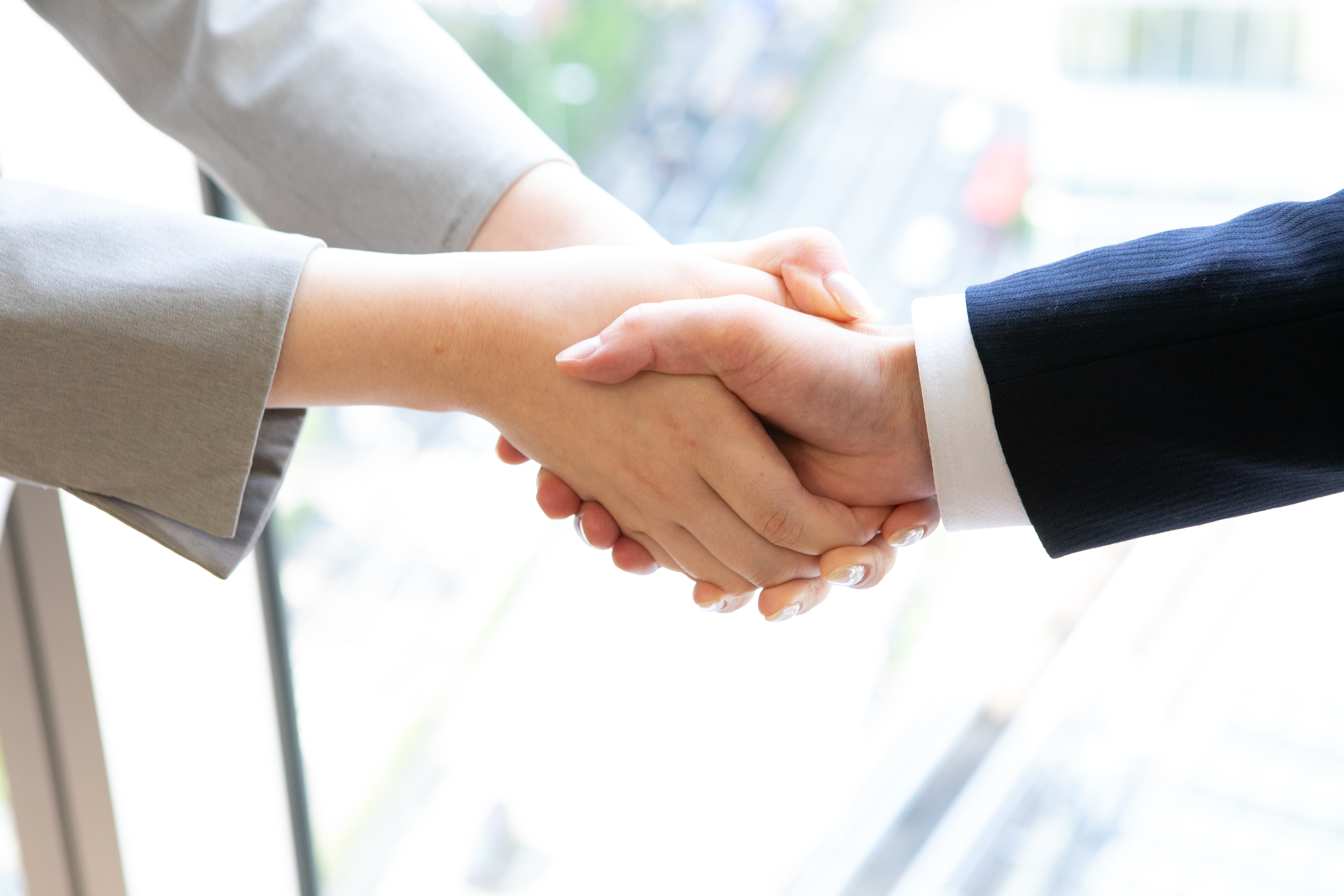 握手を交わす２人のビジネスマン