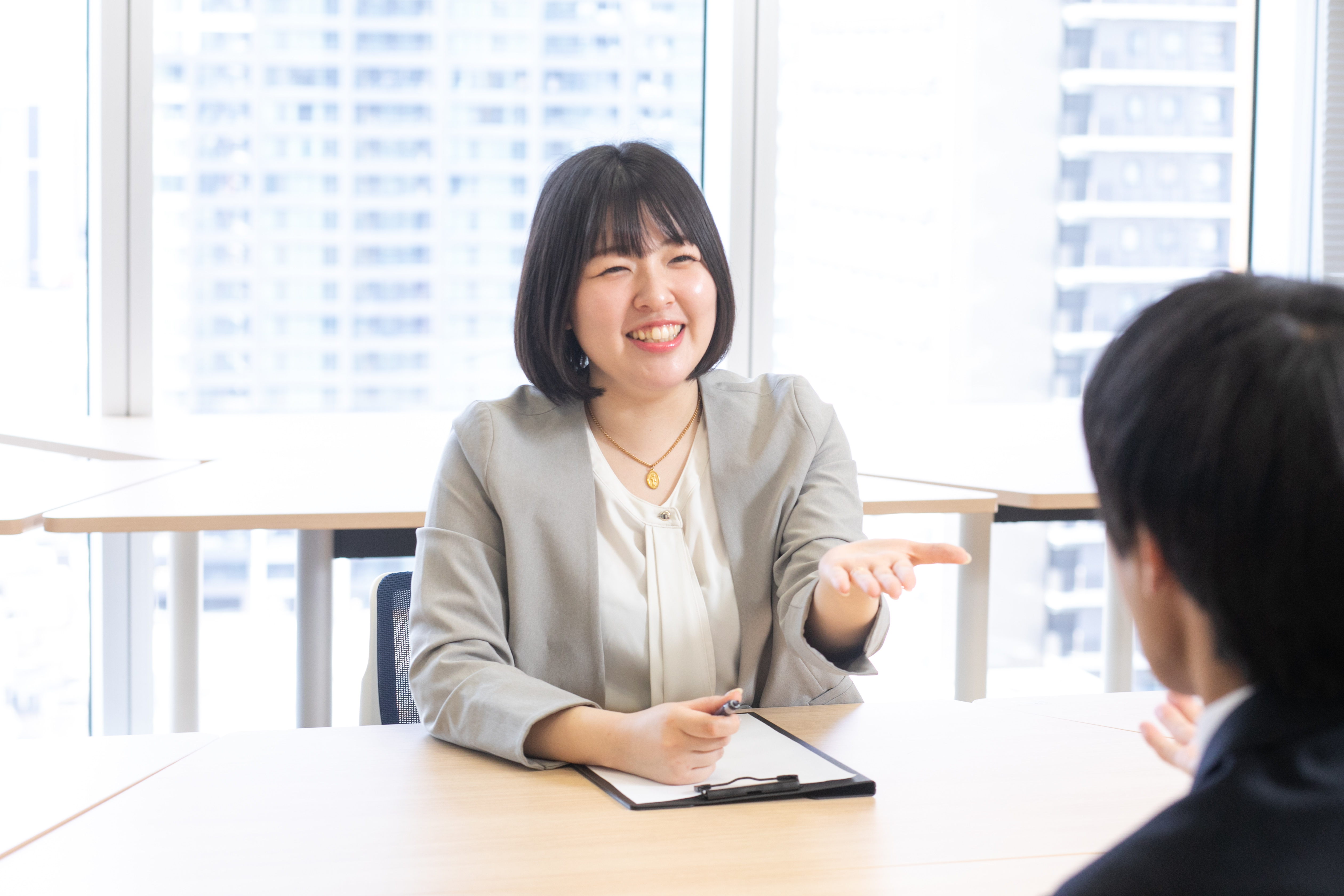 提案しているスーツの男性