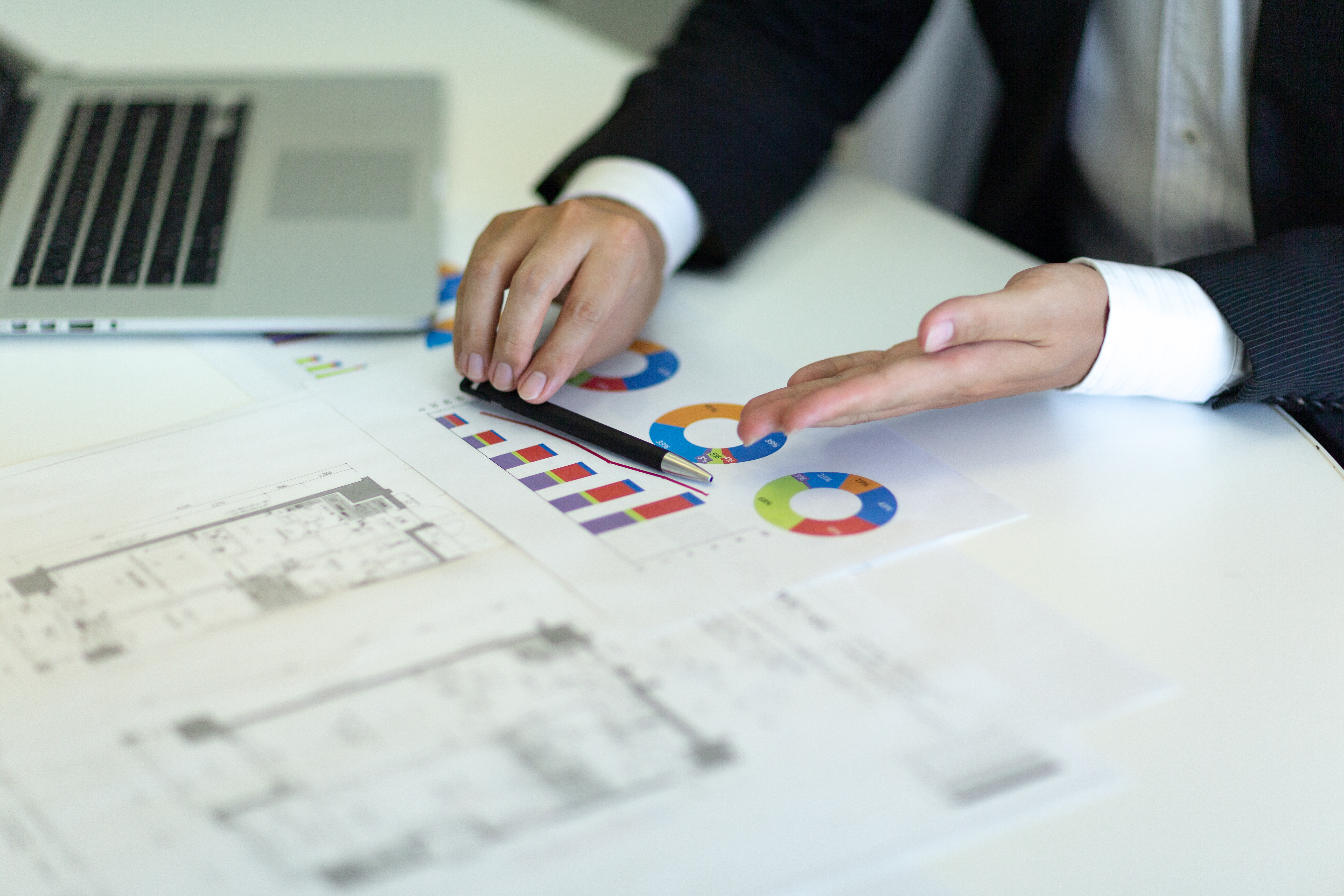 図を指さす男性