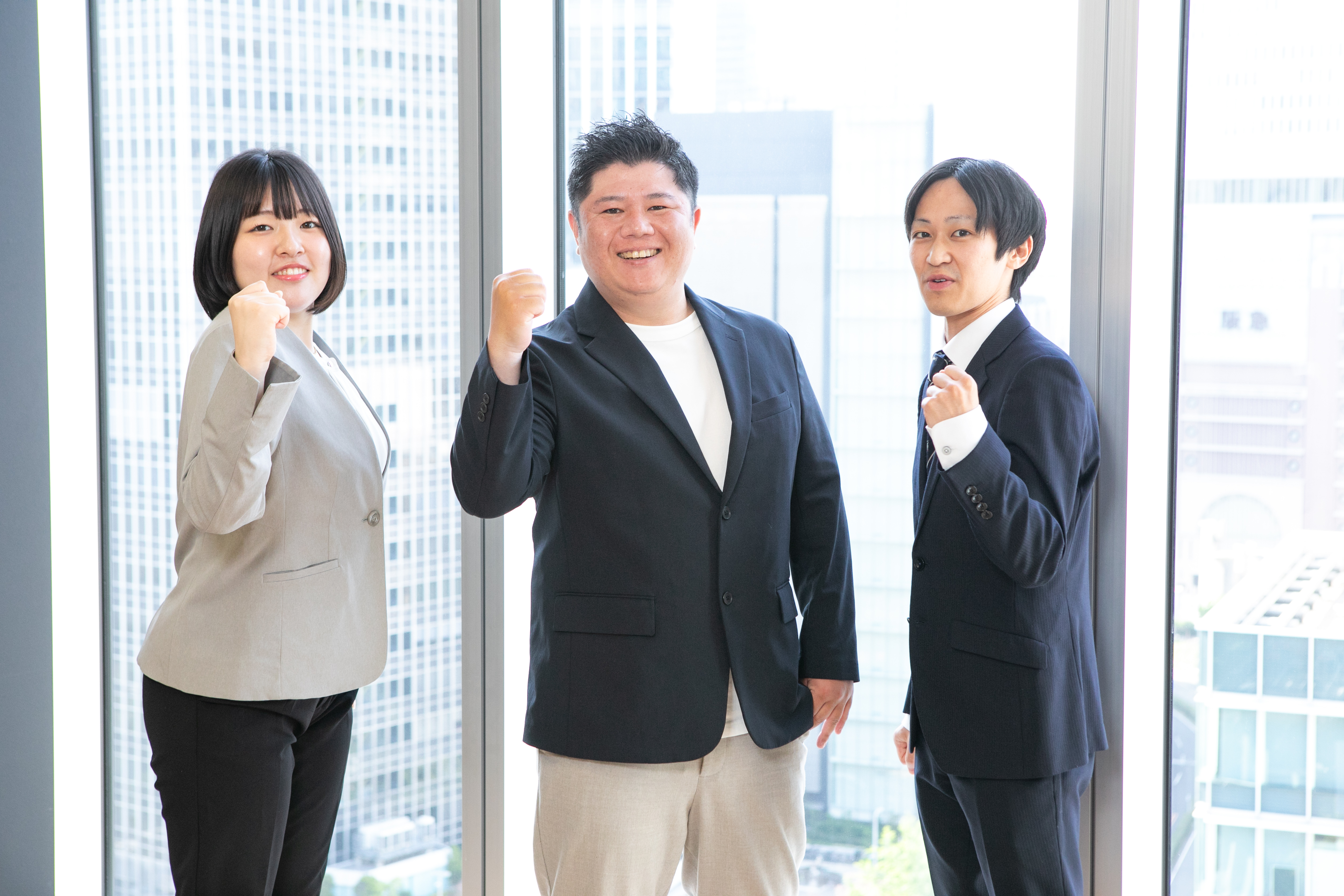 上司の提案を聴いている女性社員