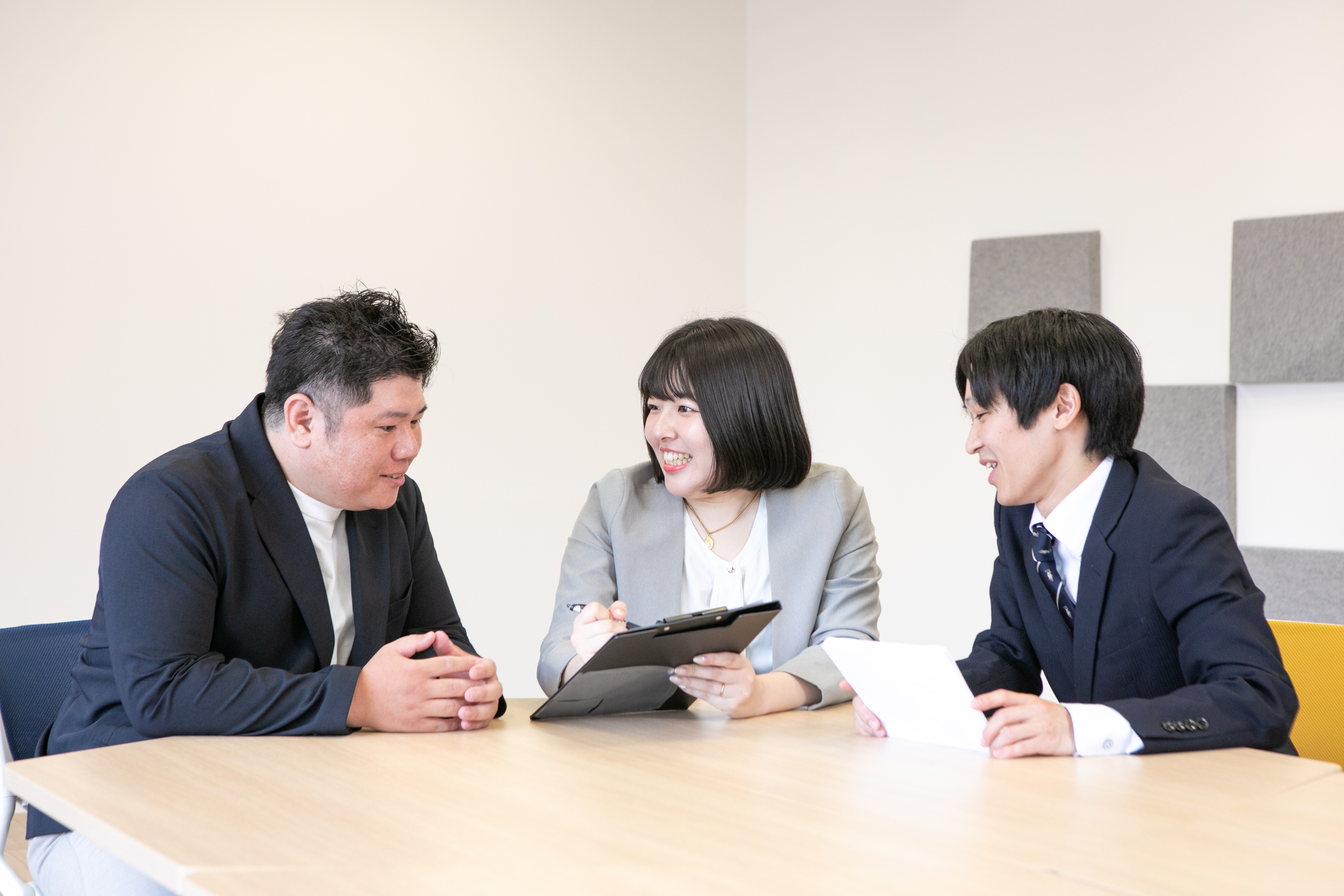 男性の意見を聞く女性