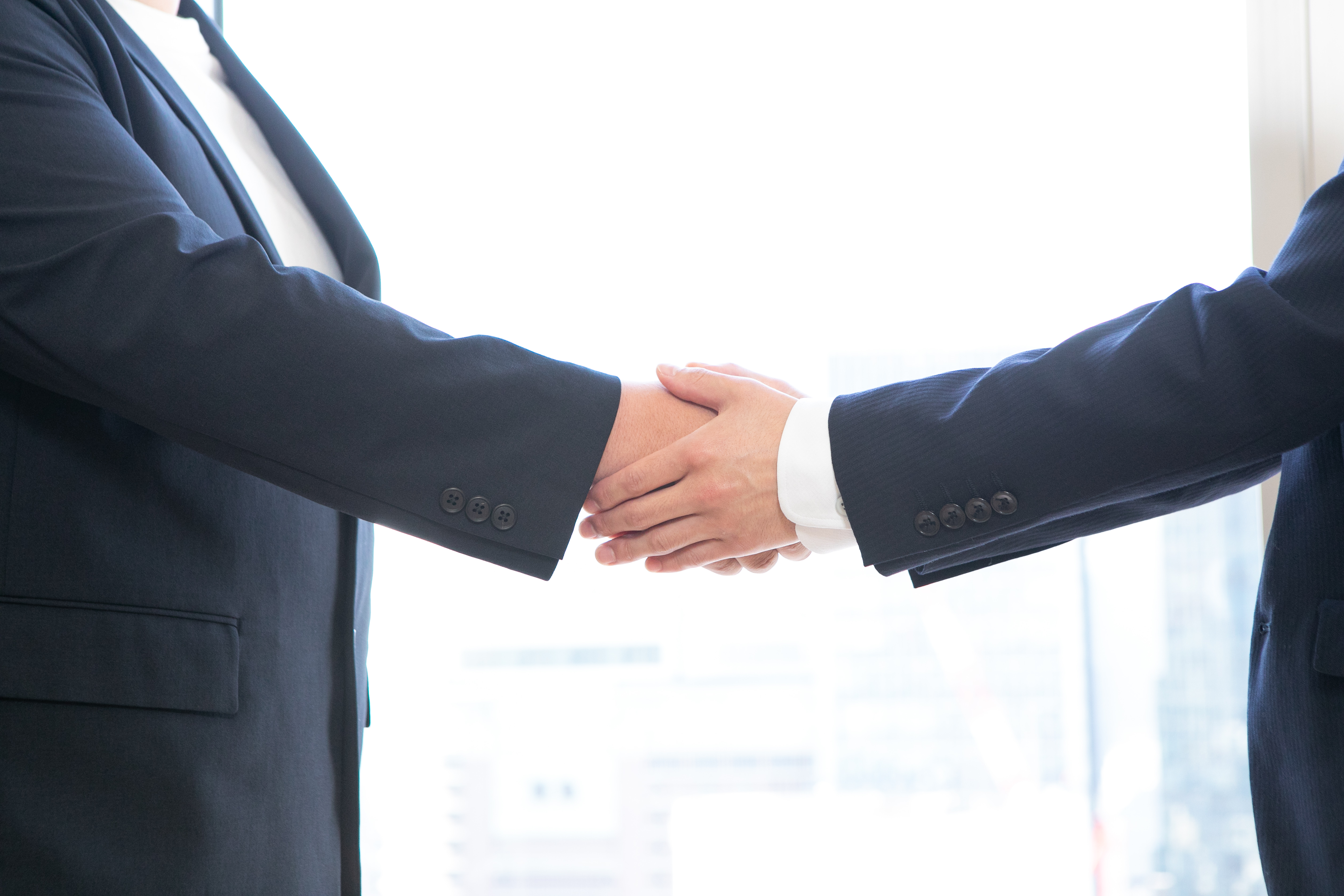 握手する会社員