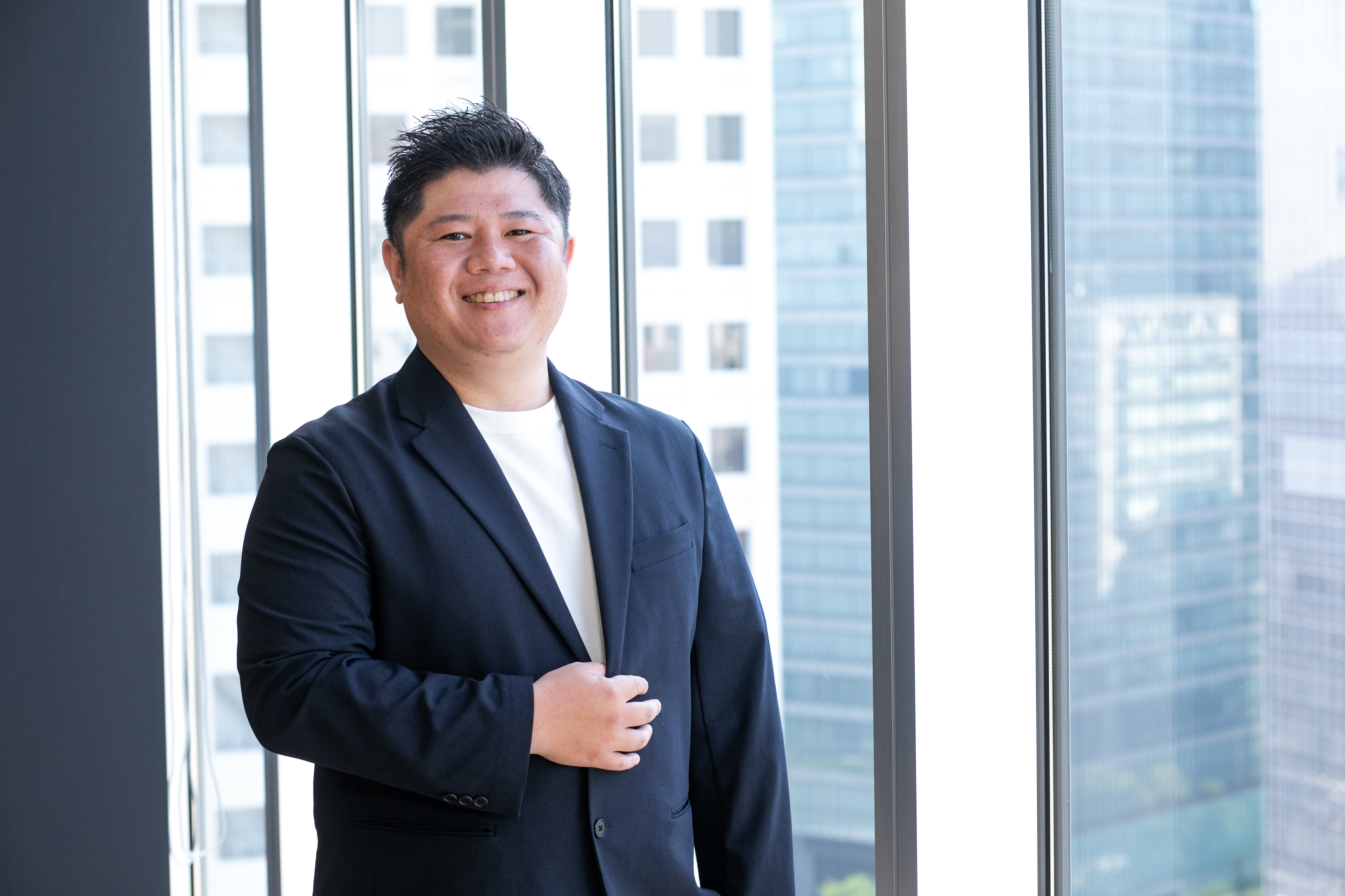 笑顔で会話する５人の会社員