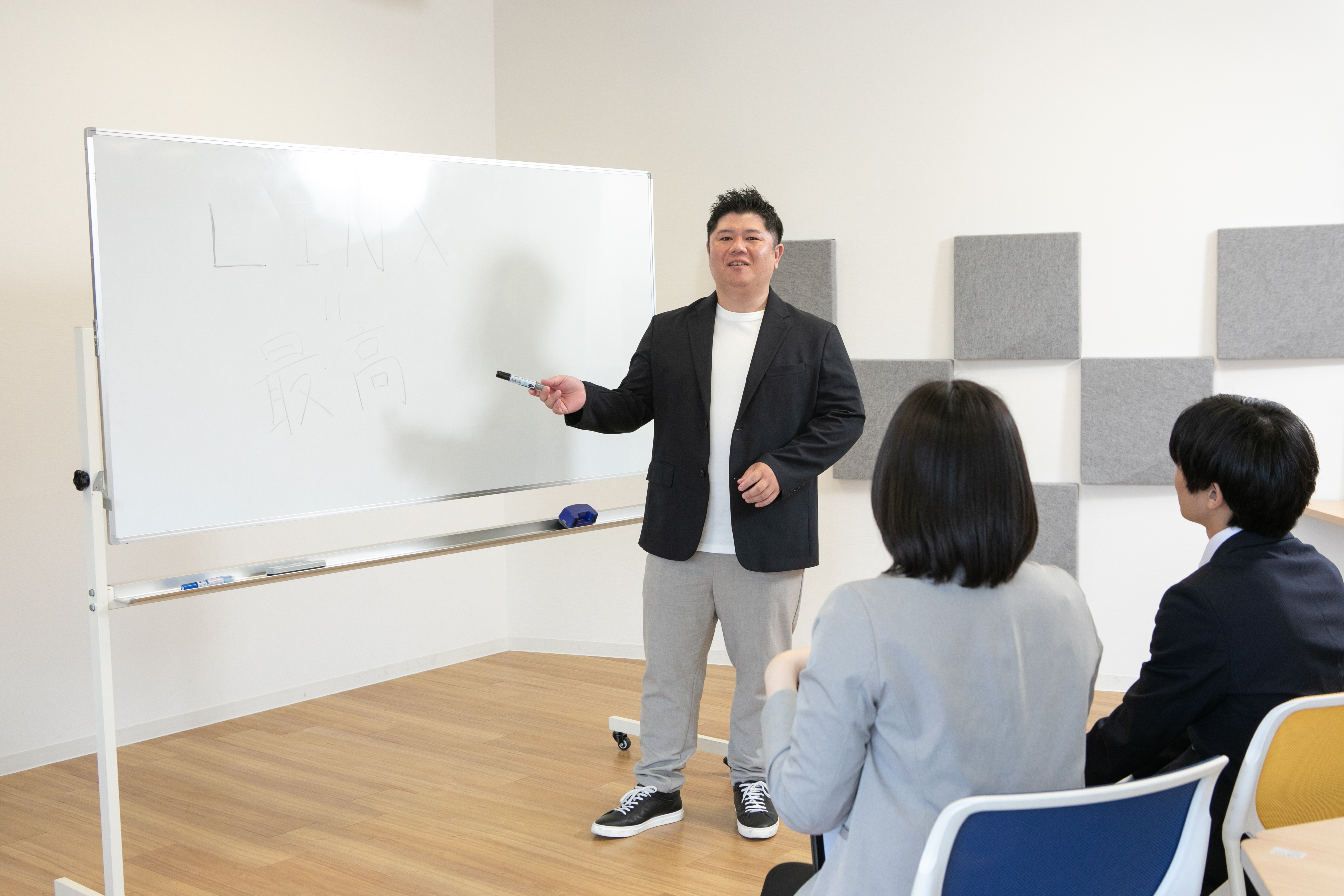 握手を交わす２人のビジネスマン