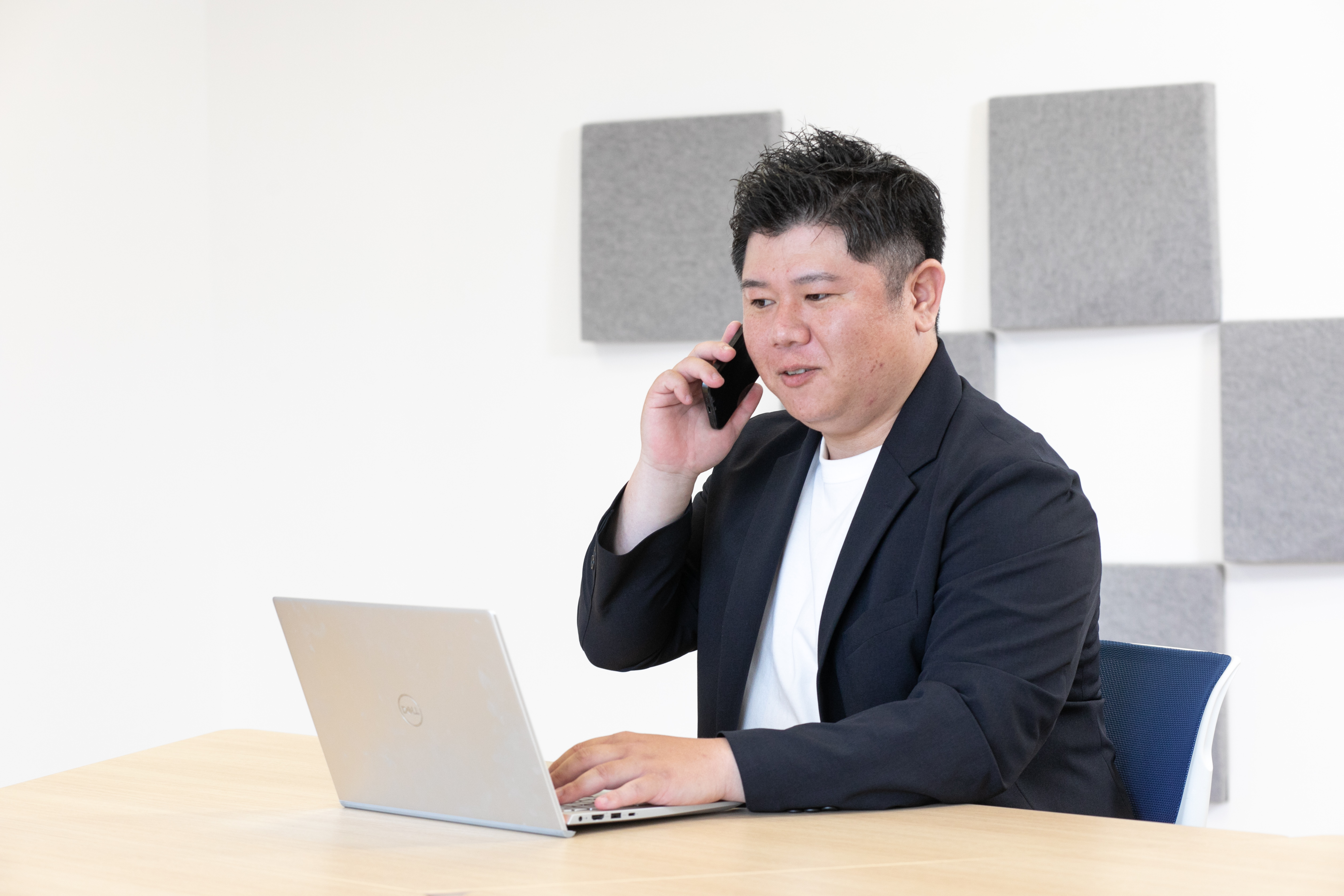 資料を見ながら話し合う会社員