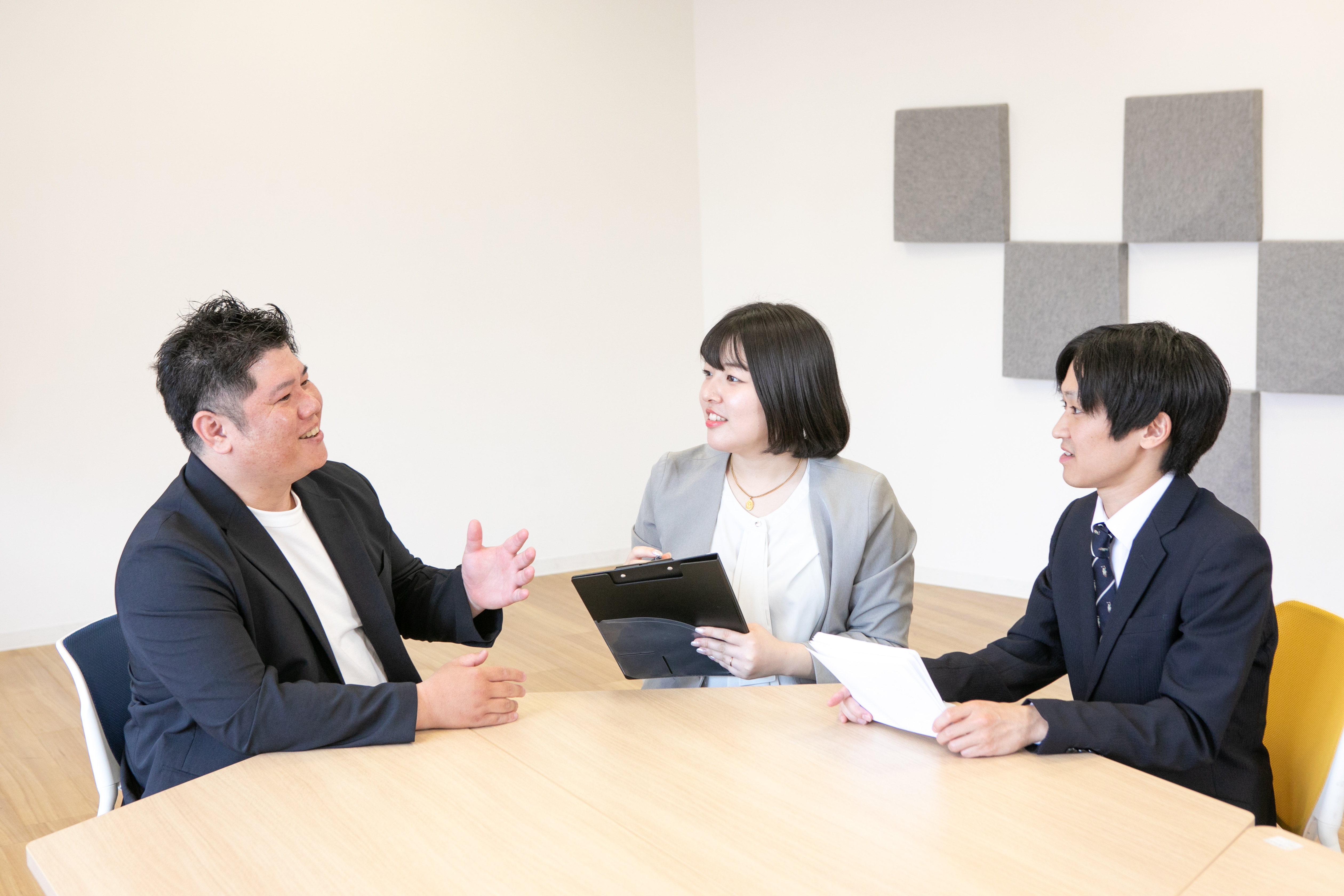 面談しているスーツの男性