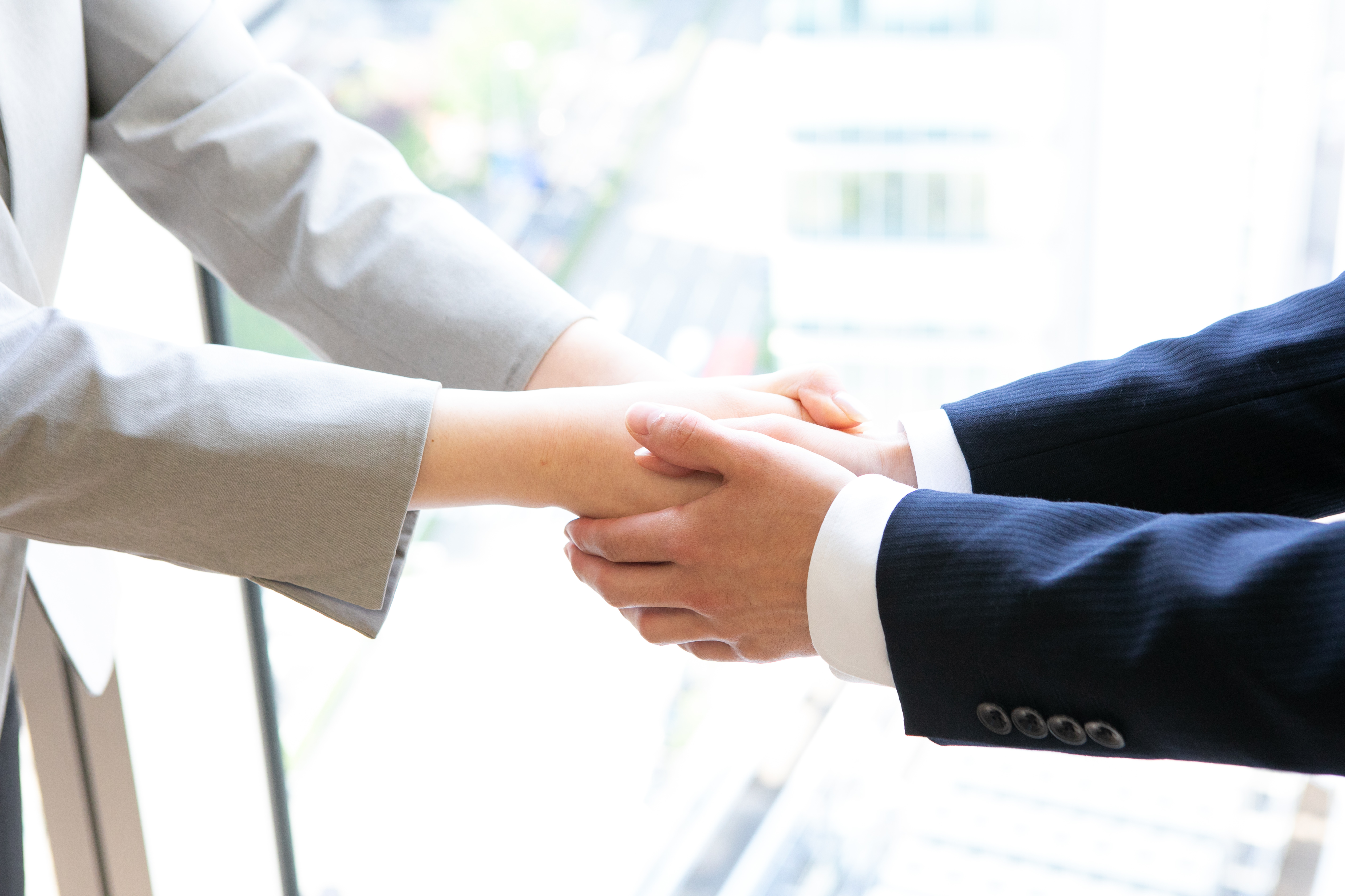 笑顔で話し合う会社員