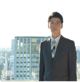 スーツを着た男性