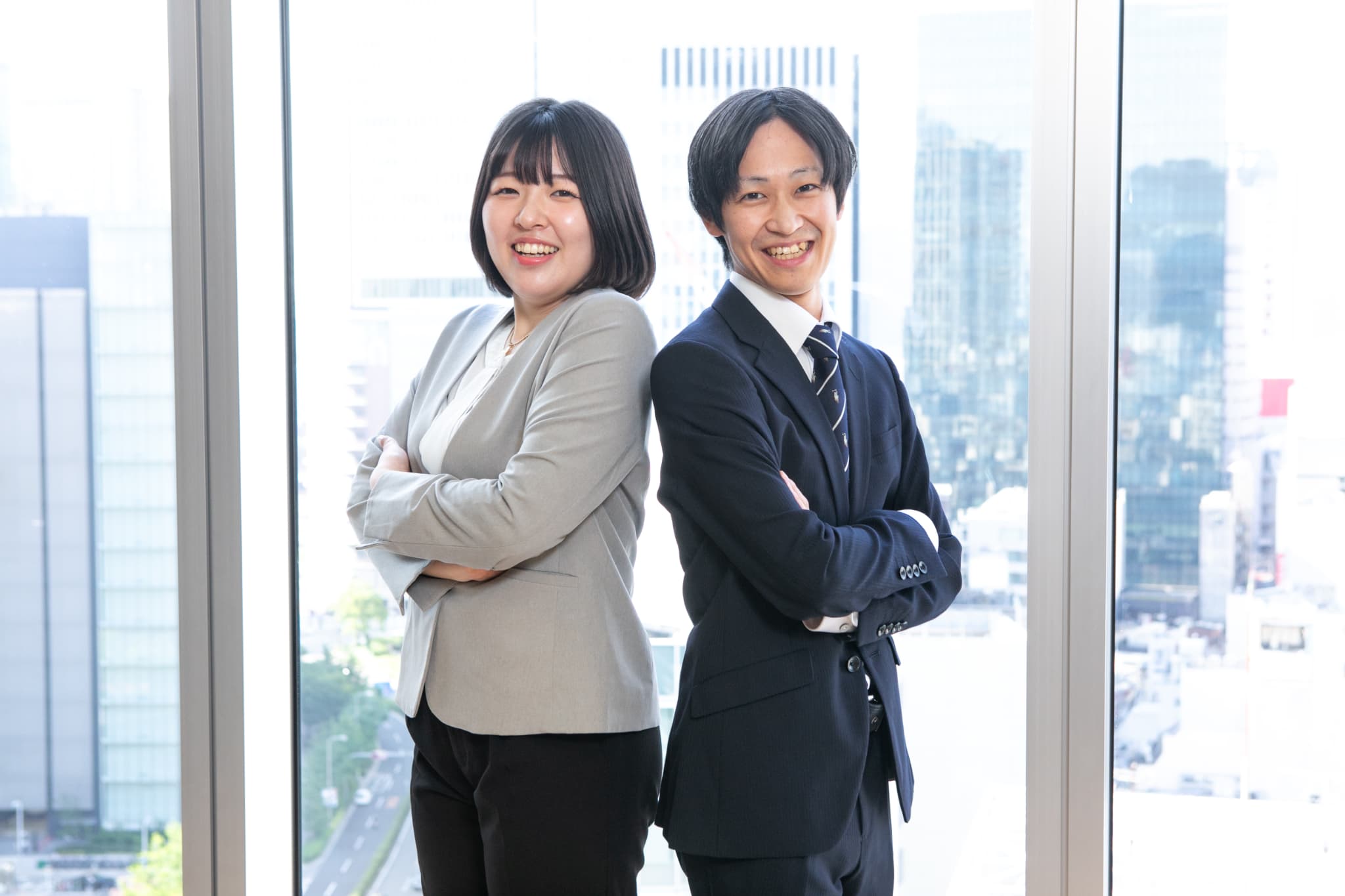 高層ビルを見上げた様子