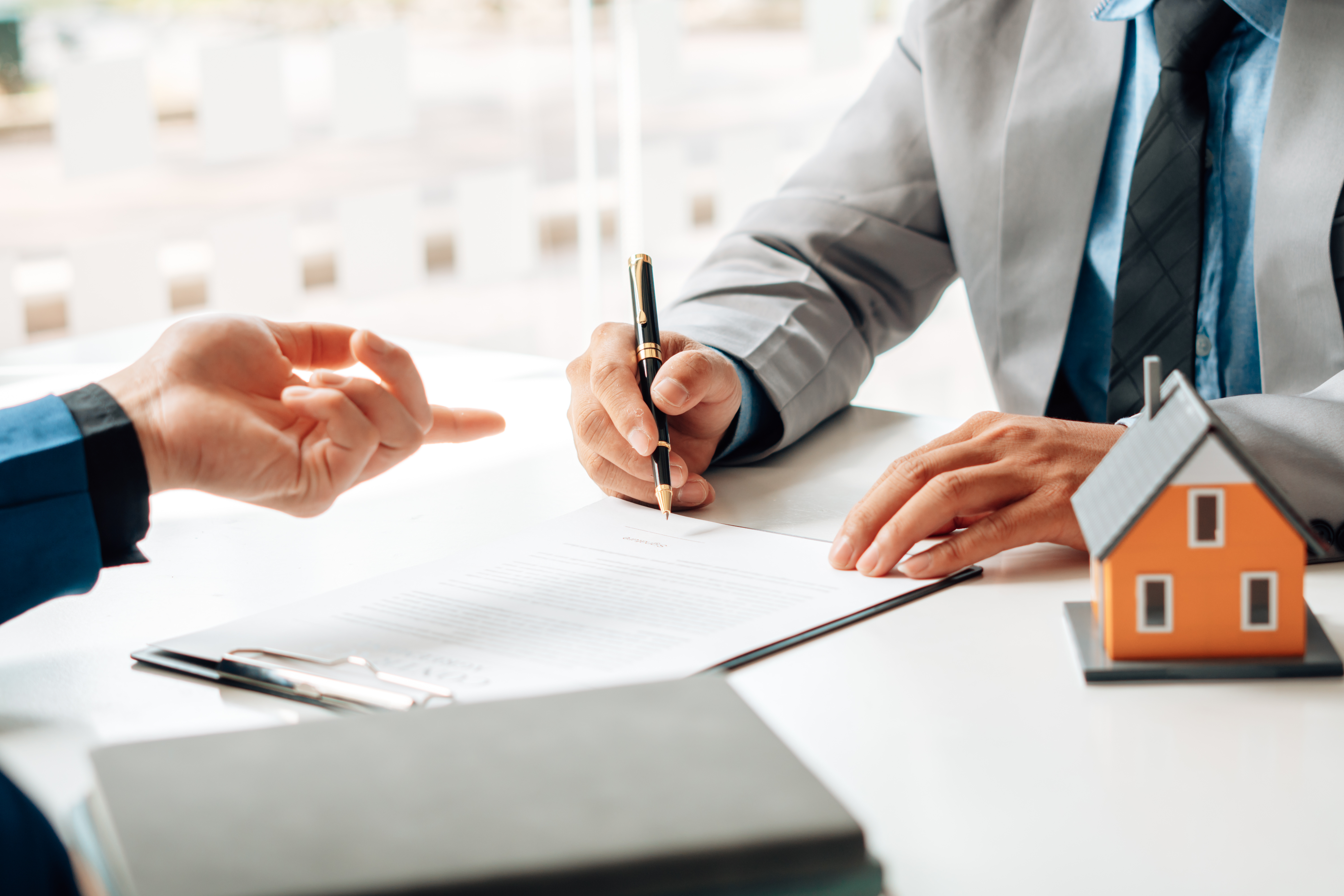 握手を交わす２人のビジネスマン