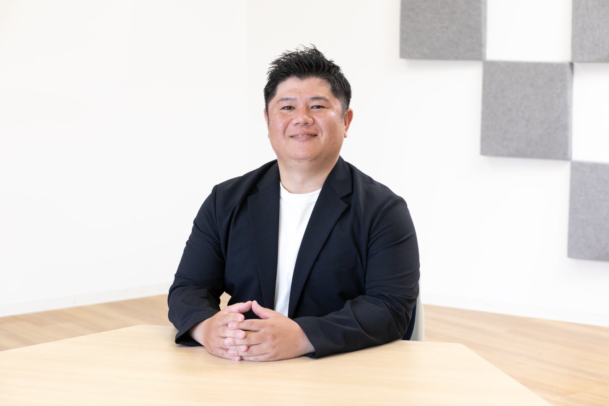 青い空と女性社員