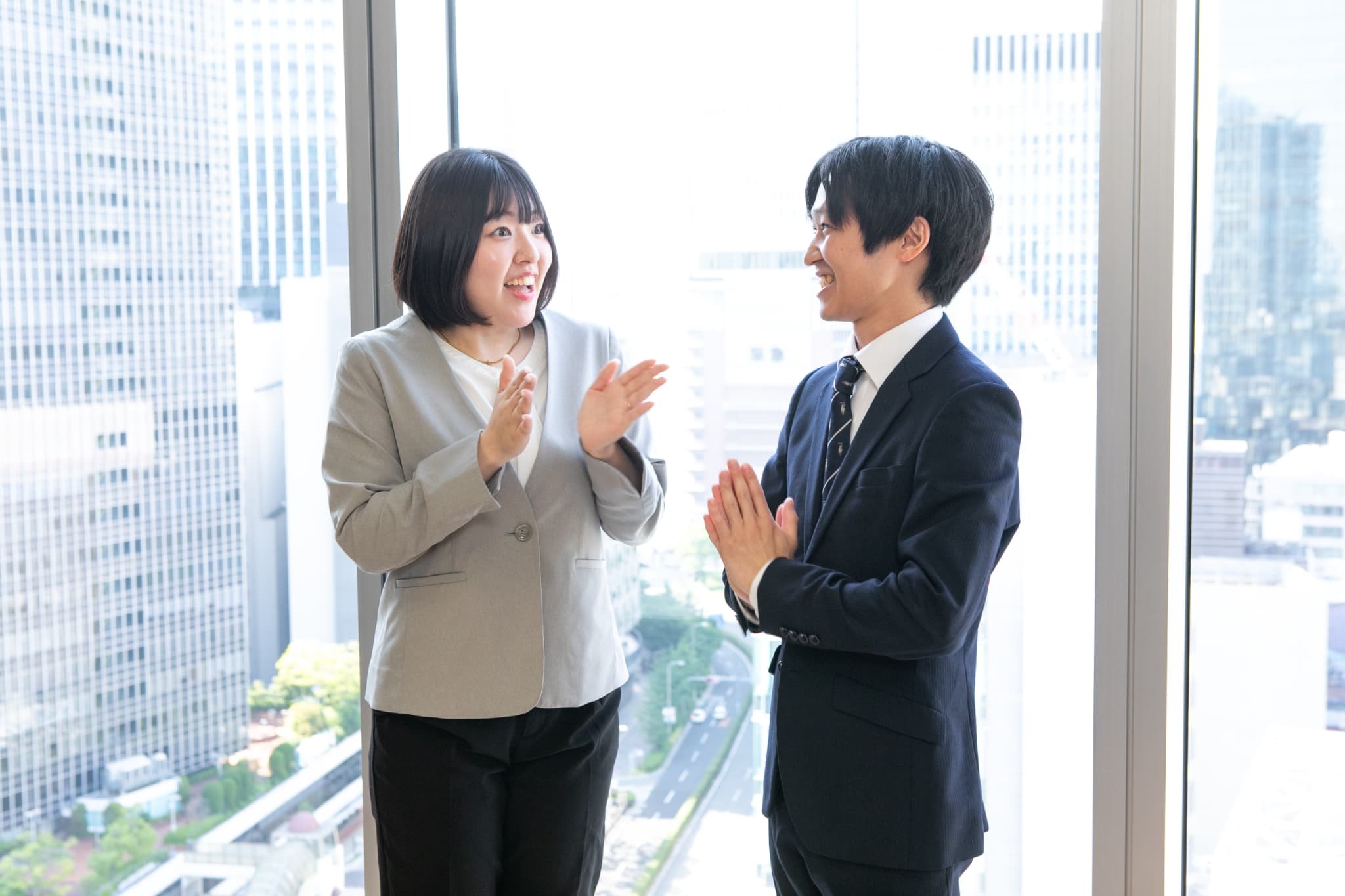 握手を交わす２人のビジネスマン