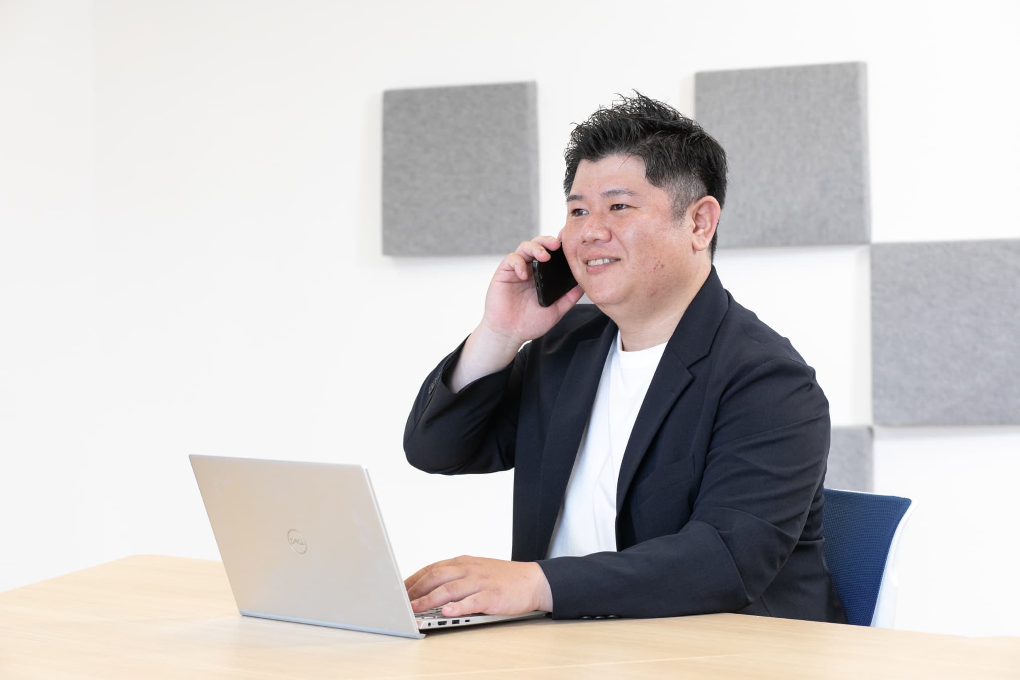 高層ビルを見上げた様子