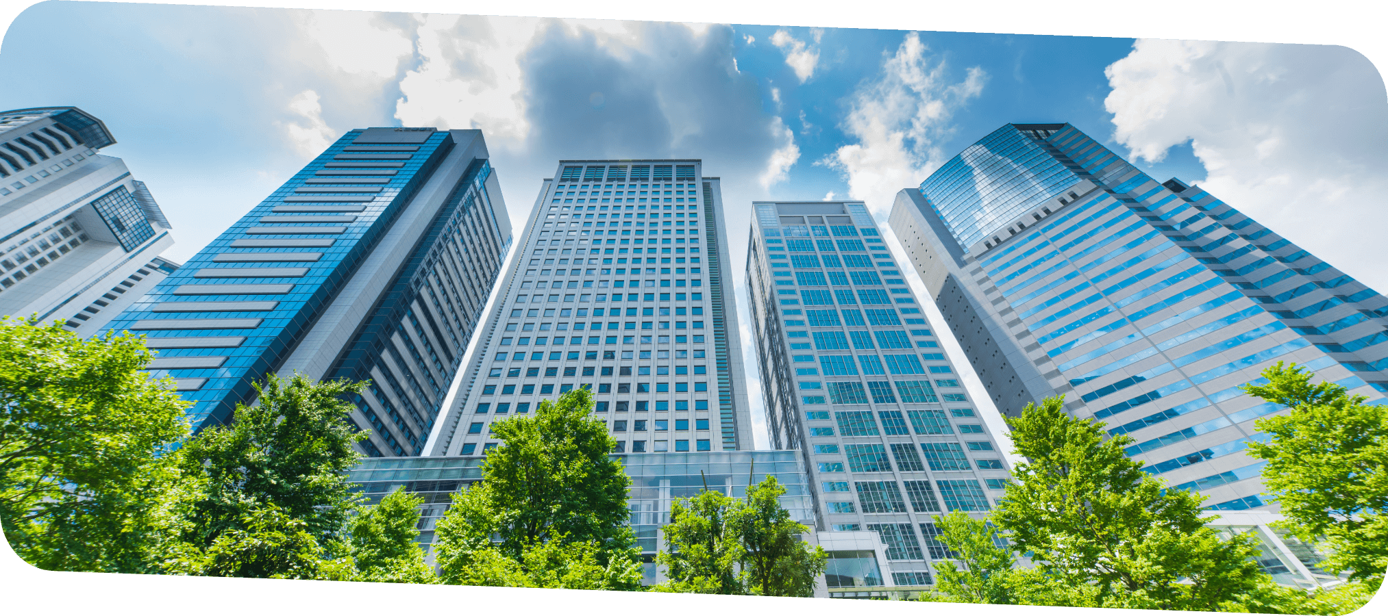 複数の高層ビルと青い空