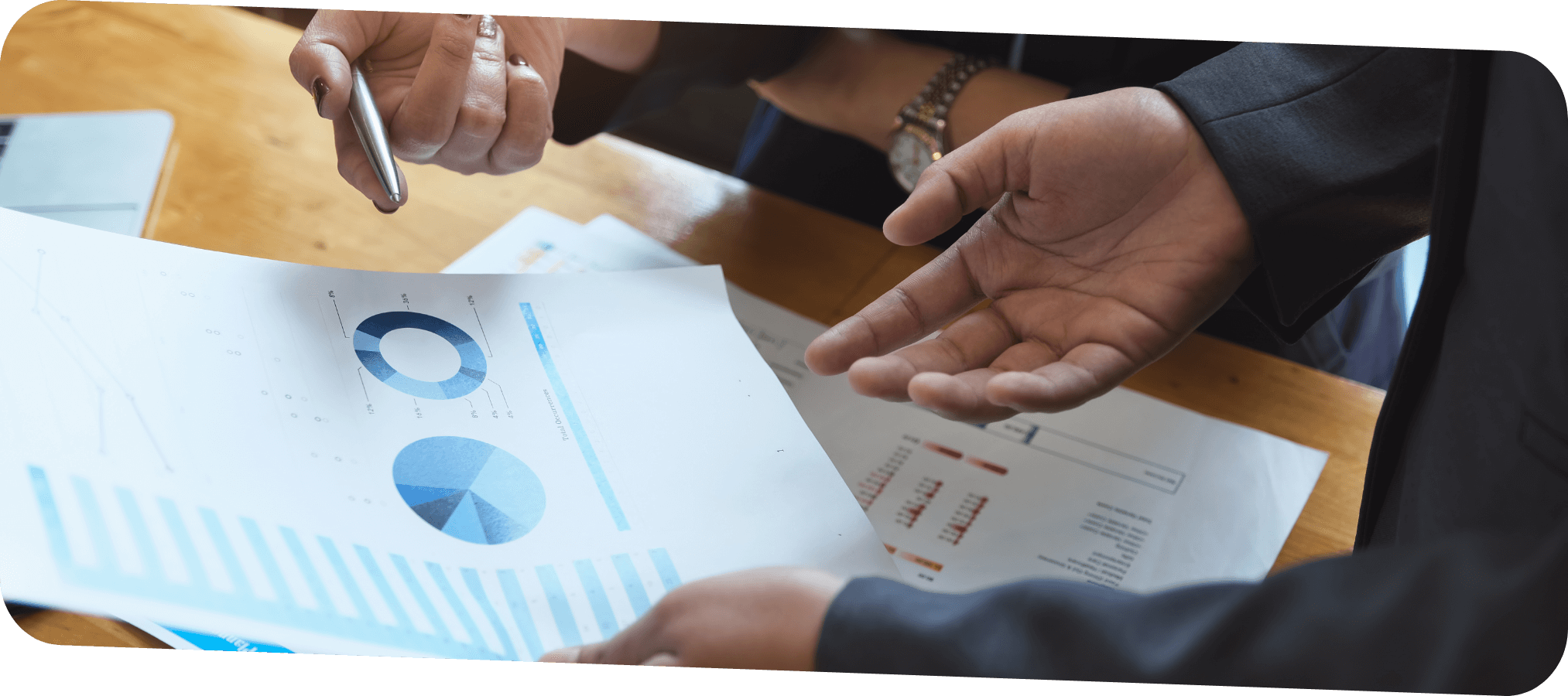 資料を見て話し合う会社員