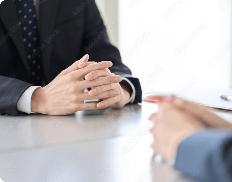 面談している男性