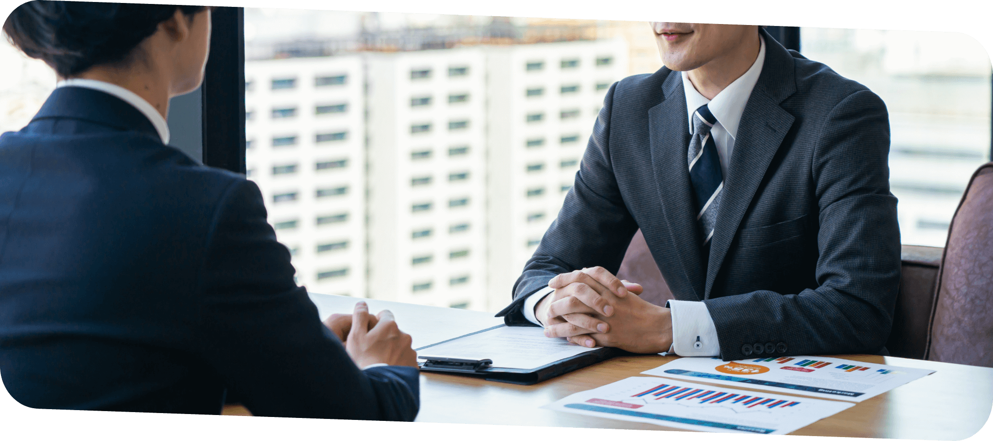 面接を行う会社員