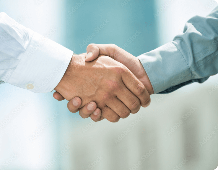 握手を交わす２人の男性