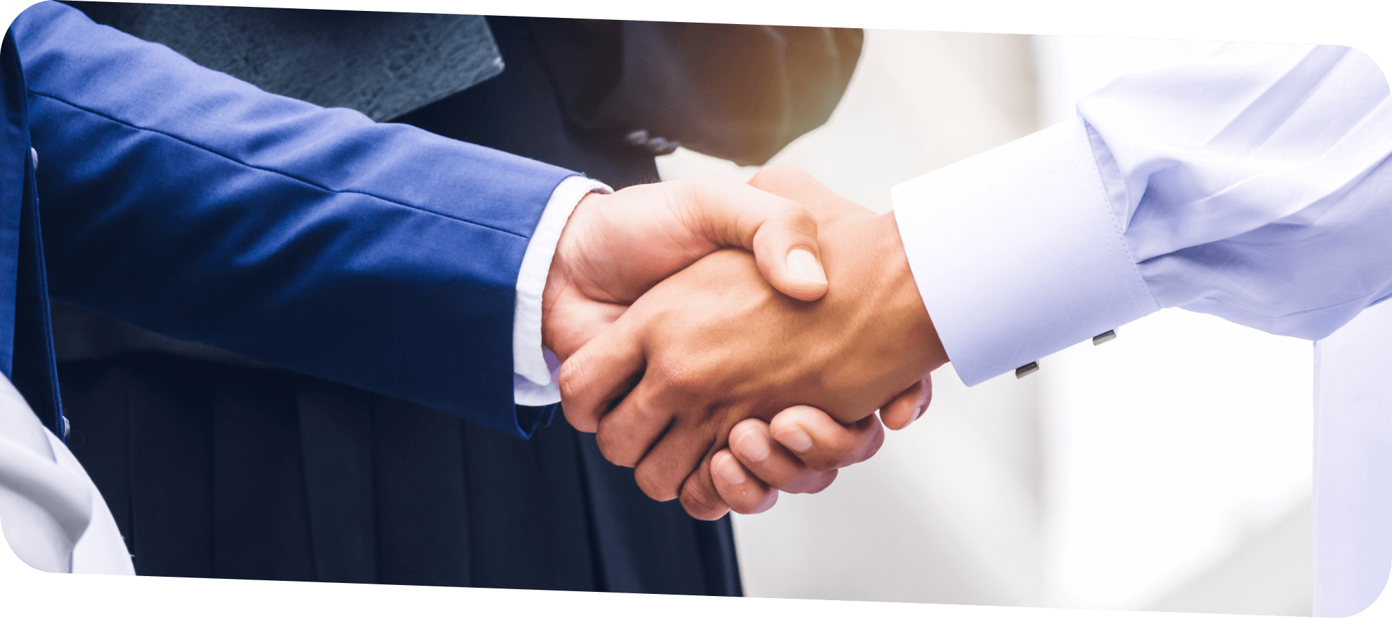 握手する会社員