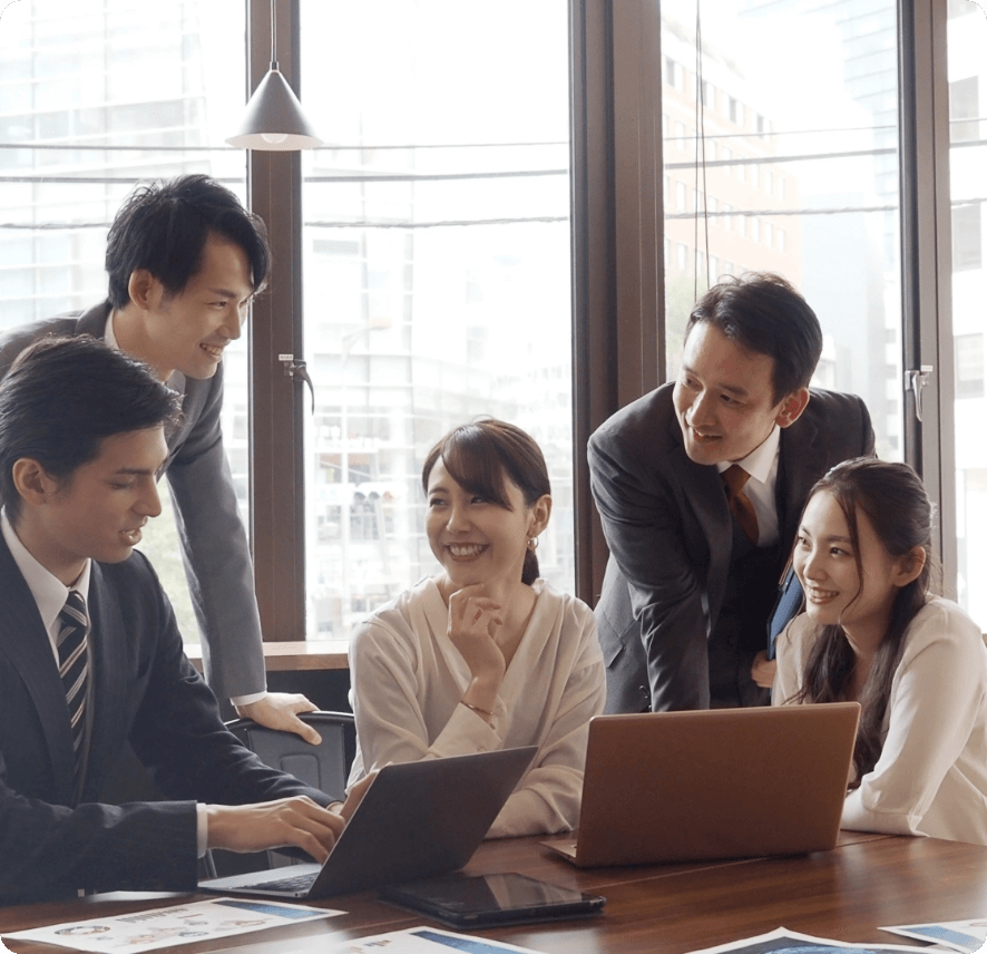 笑顔で話している5人の会社員