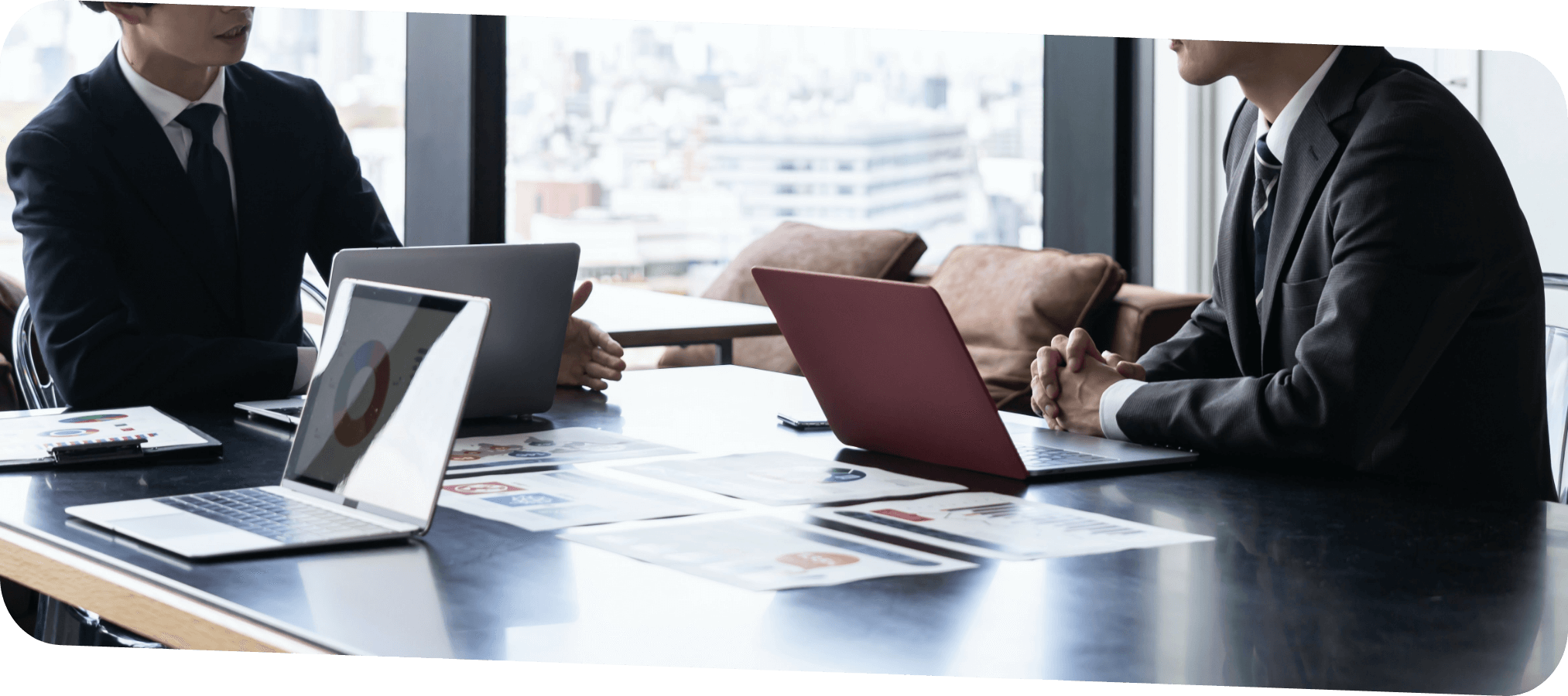 ノートパソコンと机