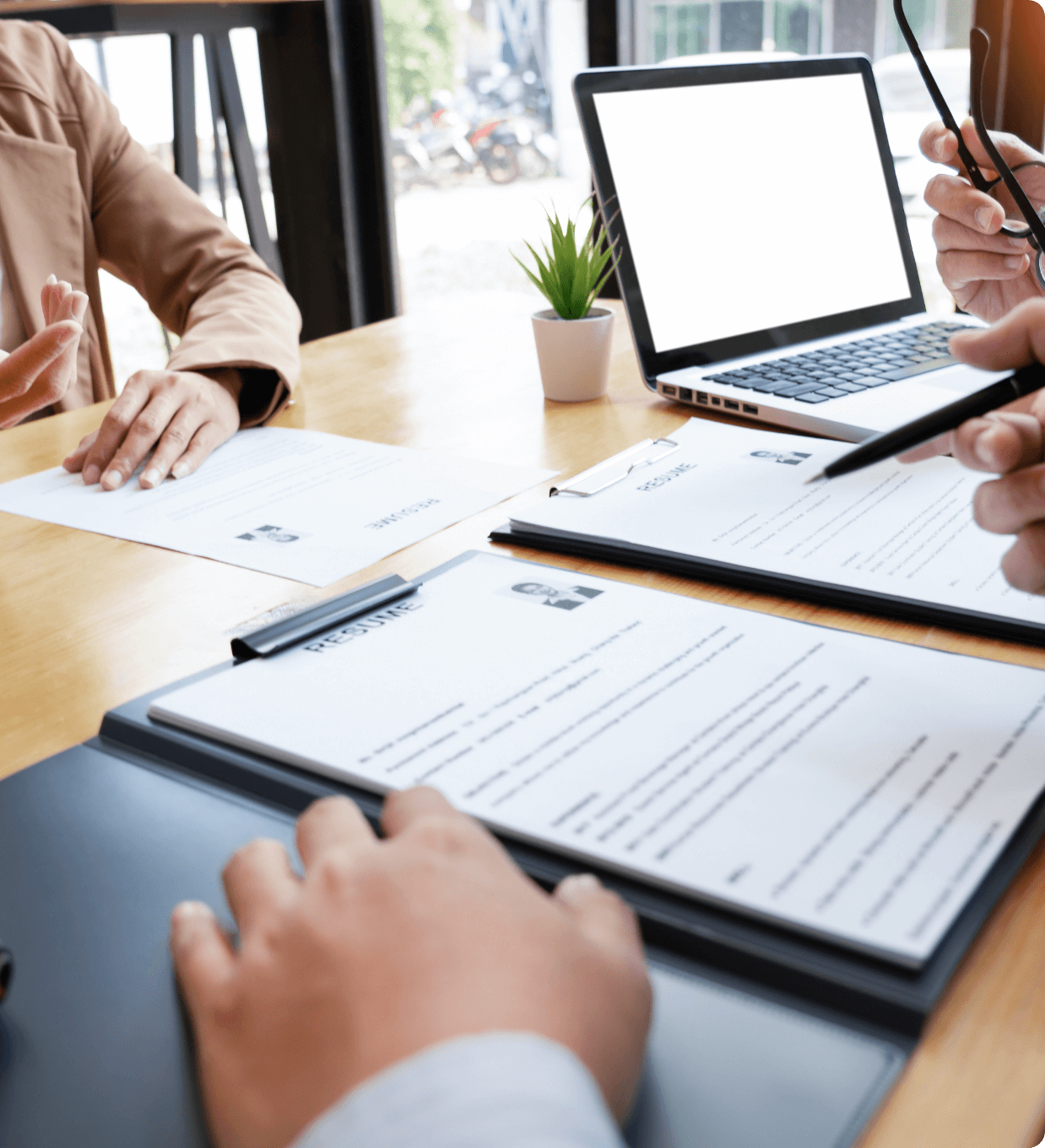 求人を紹介している会社員