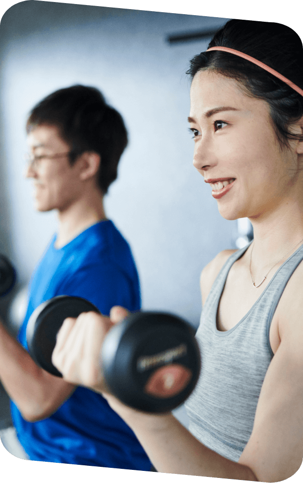 ダンベルを持ち上げる女性